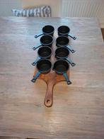 8 Gieijzeren pannetjes met serveerplank, Huis en Inrichting, Keuken | Potten en Pannen, Ophalen of Verzenden, Nieuw, Gietijzer