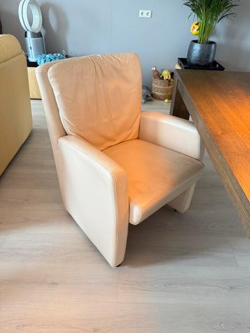 4 leren eethoekstoelen op wieltjes beschikbaar voor biedingen