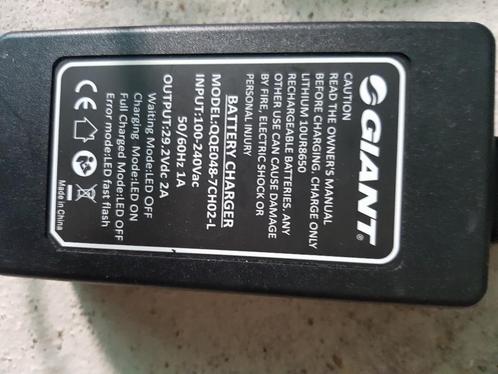 Giant acculader 26 volt, Fietsen en Brommers, Fietsaccessoires | Fietsaccu's, Zo goed als nieuw, Ophalen