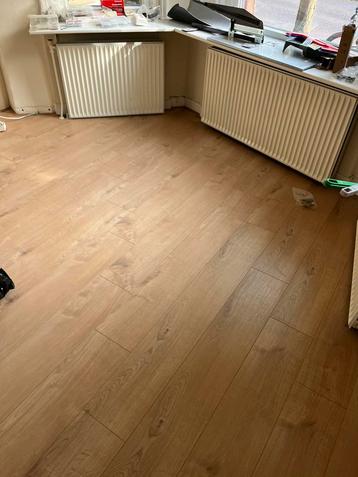 12m2 licht eiken laminaat (8mm) incl ondervloer en plinten beschikbaar voor biedingen