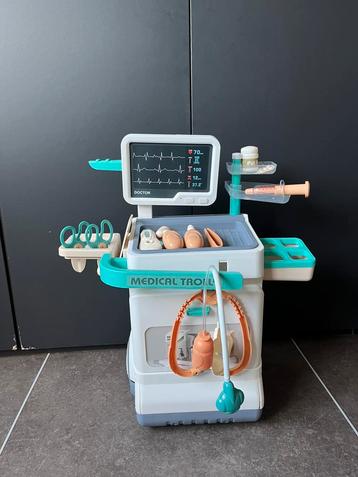 Dokter trolley/speelgoedkar beschikbaar voor biedingen