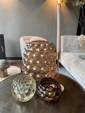 Bubbelvaas en waxinelichten beschikbaar voor biedingen