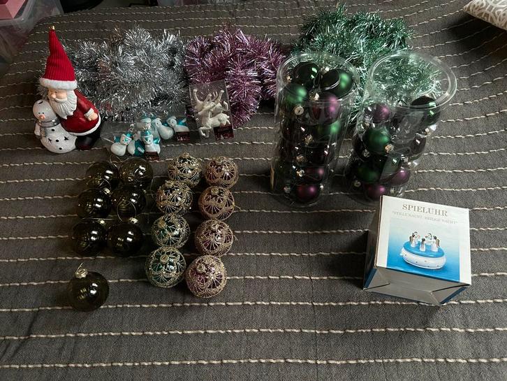 Glazen kerstballen en veel kerstversiering in mooie mand, Diversen, Kerst, Zo goed als nieuw, Ophalen