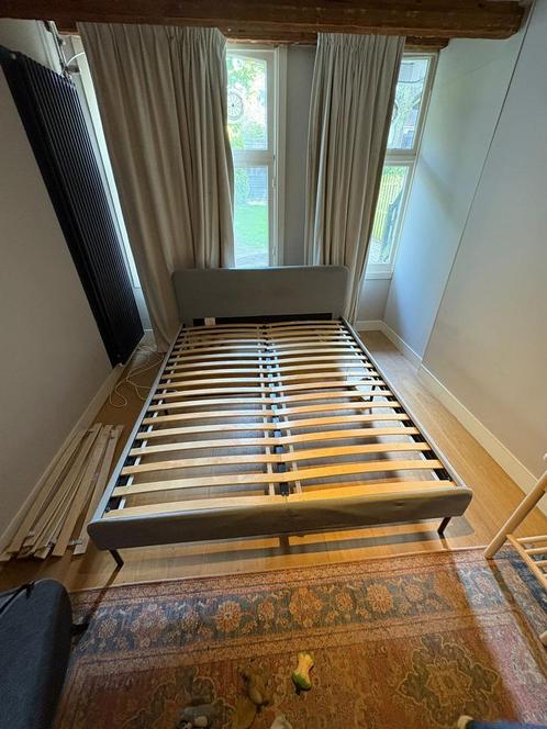 Bedframe SLATTUM IKEA 144/206 (grijs), Huis en Inrichting, Slaapkamer | Bedden, Zo goed als nieuw, Tweepersoons, 140 cm, 200 cm