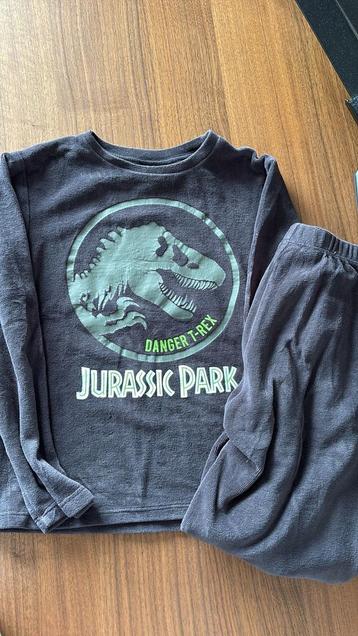 2 Pyjama's: Jurassic Park & Grijs - Maat 128-140 beschikbaar voor biedingen