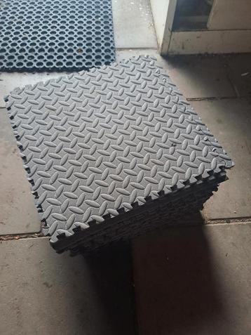 Rubberen Vloer Matten 39x39cm - 30 stuks + Reststukken beschikbaar voor biedingen