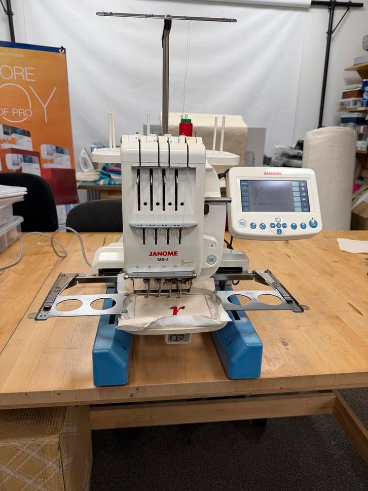 Janome MB-4 4-naalds Borduurmachine, Hobby en Vrije tijd, Borduren en Borduurmachines, Gebruikt, Borduurmachine, Machineborduren