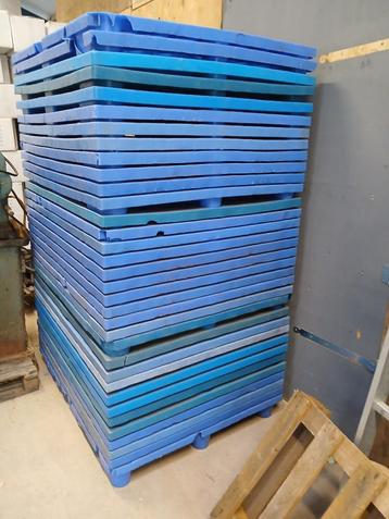 pallets kunststof stapelbaar en nestbaar 110x120cm blauw beschikbaar voor biedingen