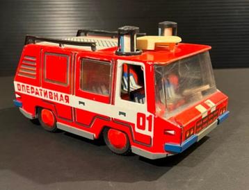 Blikken commandowagen met zwaailicht beschikbaar voor biedingen