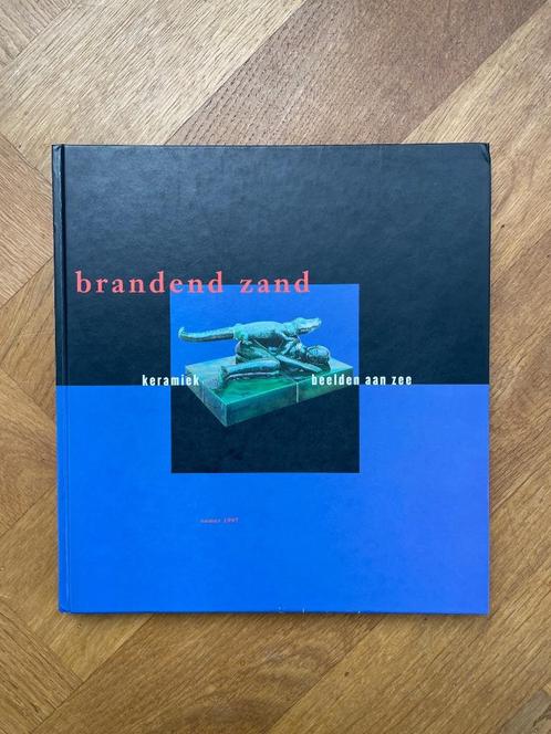 KUNSTBOEK Brandend zand, Keramiek Beelden Aan Zee 1997, Boeken, Kunst en Cultuur | Beeldend, Zo goed als nieuw, Beeldhouwkunst