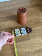 Dobbelbeker leer met wat dobbelstenen, Hobby en Vrije tijd, Ophalen of Verzenden, Gebruikt