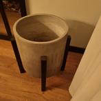 Betonnen plantenpot op zwarte voet, Tuin en Terras, Bloempotten, Ophalen, Gebruikt, Rond, Balkon