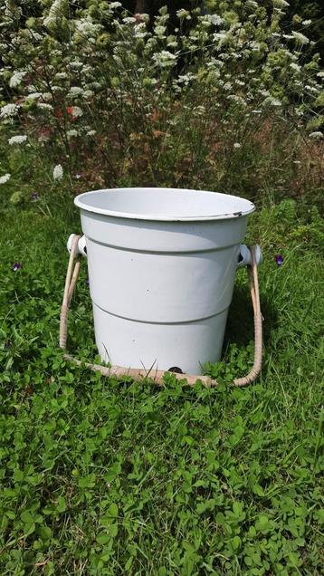 Vintage Emaille Emmertje met Rotan Hengsel beschikbaar voor biedingen