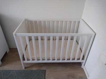 Ikea ledikant wit verstelbaar tot peuterbed met matras beschikbaar voor biedingen