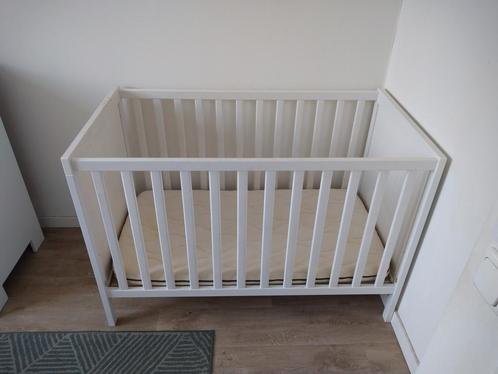 Ikea ledikant wit verstelbaar tot peuterbed met matras, Kinderen en Baby's, Babywiegjes en Ledikanten, Gebruikt, Ledikant, Ophalen