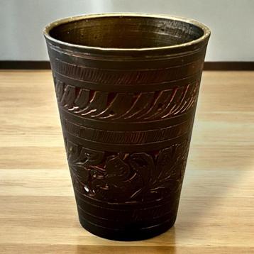 Een decoratief vintage glas gemaakt van messing uit India. beschikbaar voor biedingen