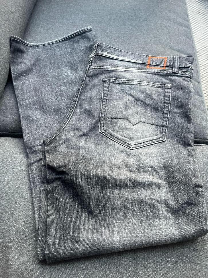 Hugo Boss jeans W40 L34, Kleding | Heren, Spijkerbroeken en Jeans, Zo goed als nieuw, W40 - W42 (confectie 56/58), Zwart, Verzenden