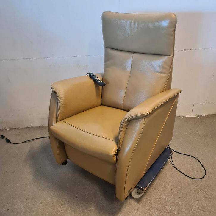 Sta op stoel / opsta stoel taupe leer, Huis en Inrichting, Fauteuils, Leer, 50 tot 75 cm, Minder dan 75 cm, Ophalen