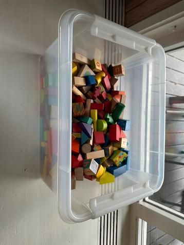 Houten blokken om mee te spelen  beschikbaar voor biedingen