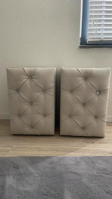 2 stoffen nachtkastjes beschikbaar voor biedingen