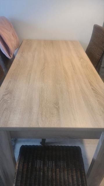 eetkamer tafel met 4 rieten stoelen