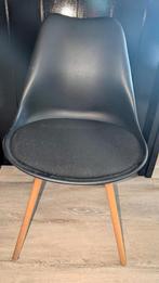 Zwarte stoel met houten poten, Huis en Inrichting, Ophalen, Gebruikt, Zwart, Eén