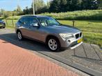 BMW X1 2.0 D Sdrive 20D AUT 2010 Grijs, Auto's, BMW, Achterwielaandrijving, Beige, 4 cilinders, USB
