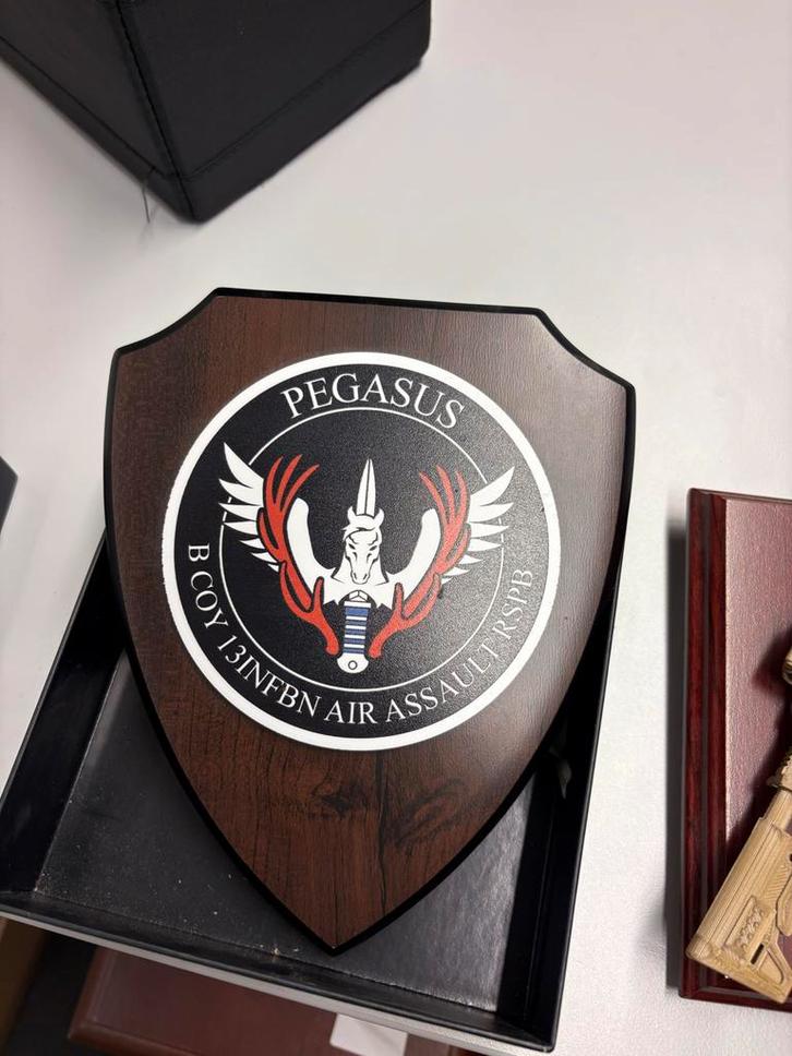 Pegasus Schild & Colt met Radio - Verzameling/Cadeau, Verzamelen, Militaria | Algemeen, Overige soorten, Overige typen, Overige gebieden