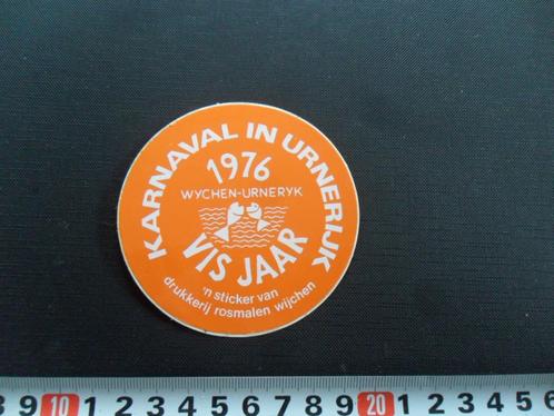sticker wijchen carnaval in urnerijk 1976 vis jaar urneryk, Verzamelen, Stickers, Zo goed als nieuw, Bedrijf of Vereniging, Ophalen