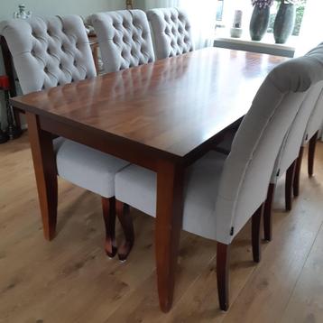 kasten plus tafels met stoelen plus bank beschikbaar voor biedingen
