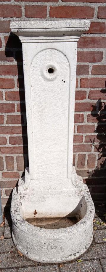 Muurfontijn. Beton in nostalgische stijl. Romantisch beschikbaar voor biedingen