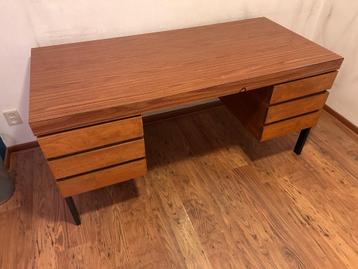 Houten bureau beschikbaar voor biedingen