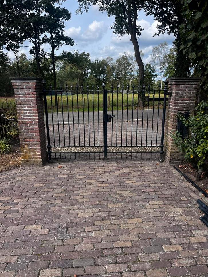 Antieke Poort met Zuiltjes - Unieke Details!, Tuin en Terras, Tuinhekken en Hekwerk, Gebruikt, Sierhekwerk, IJzer, Met poort, Ophalen of Verzenden