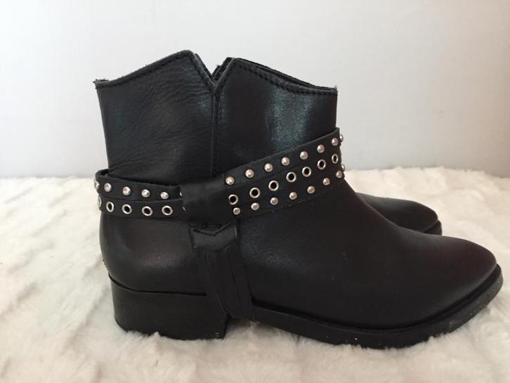 Mango zwarte laarsjes met studs maat 37, Kleding | Dames, Schoenen, Zo goed als nieuw, Lage of Enkellaarzen, Zwart, Verzenden