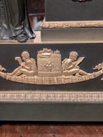 Antieke Franse pendule verguld brons - gepatineerd. 35x52., Antiek en Kunst, Antiek | Klokken, Ophalen