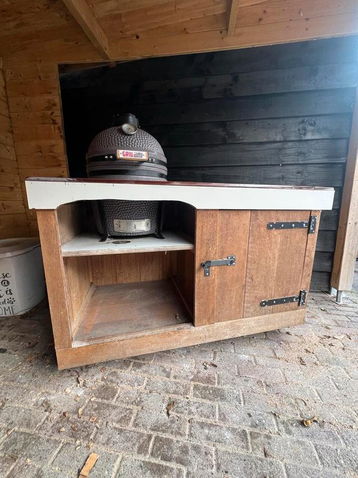 Kamado BBQ met Tafel op Wielen, Tuin en Terras, Barbecue-accessoires, Gebruikt, Ophalen