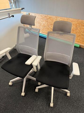 2 simpele bureaustoelen. Ook los te koop beschikbaar voor biedingen