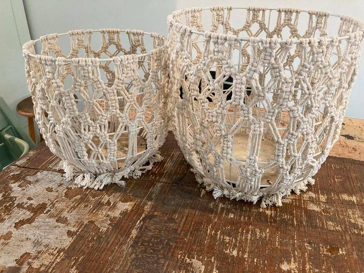 Set van 2 Macramé Manden, Huis en Inrichting, Woonaccessoires | Schalen en Manden, Gebruikt, Mand, Rond, Riet, Ophalen of Verzenden