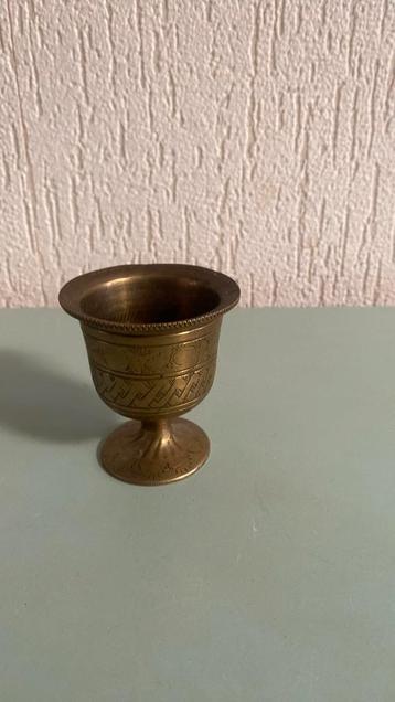 Een vol koperen eierdopje beschikbaar voor biedingen