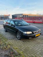 Volvo V70 2.4 140PK 2004 Zwart, Auto's, Volvo, 1800 kg, Zwart, Leder en Stof, Zwart