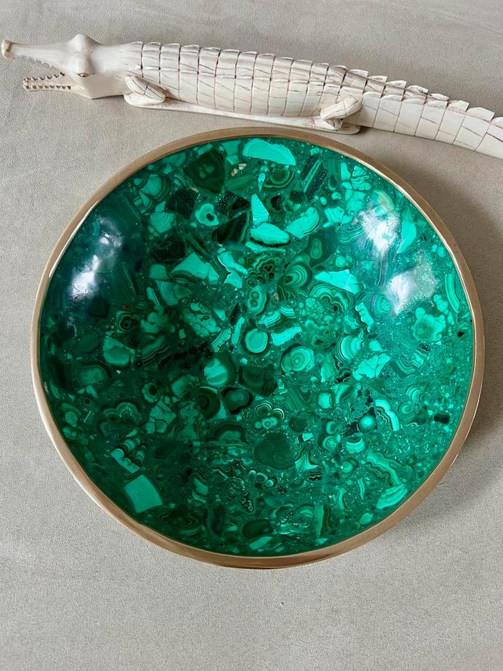 Grote ronde schaal van malachiet uit Congo met messing ring, Antiek en Kunst, Antiek | Schalen, Ophalen of Verzenden