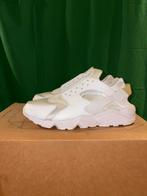 Nike Air Huarache Triple White - Nieuw - Maat 46, Ophalen of Verzenden, Nieuw, Wit, Sneakers of Gympen