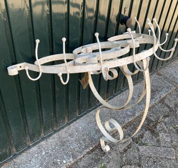 Brocante gietijzeren kapstok met 8 haken / wandkapstok beschikbaar voor biedingen