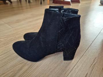 Zwarte Suede Enkellaarsjes met Zilver detail - Maat 38.5 beschikbaar voor biedingen