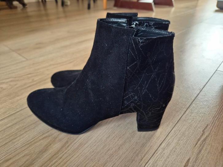 Zwarte Suede Enkellaarsjes met Zilver detail - Maat 38.5, Kleding | Dames, Schoenen, Zo goed als nieuw, Lage of Enkellaarzen, Zwart