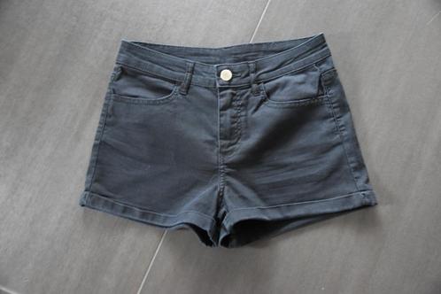 Zwarte short van Divided, Kleding | Dames, Broeken en Pantalons, Zo goed als nieuw, Maat 34 (XS) of kleiner, Zwart, Kort, Ophalen of Verzenden