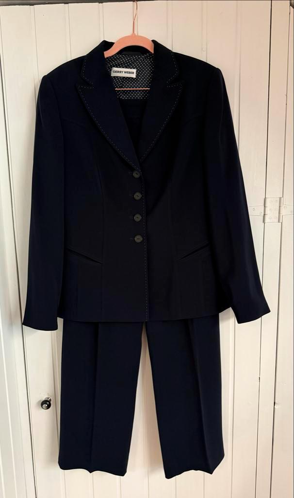 Gerry Weber Donkerblauw Kostuum (40/42), Kleding | Dames, Jasjes, Kostuums en Pakken, Zo goed als nieuw, Kostuum of Pak, Maat 38/40 (M)