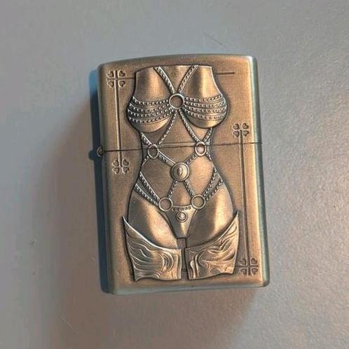 Erotic Zippo Replica, Verzamelen, Rookartikelen, Aanstekers en Luciferdoosjes, Nieuw, Aansteker, Ophalen of Verzenden