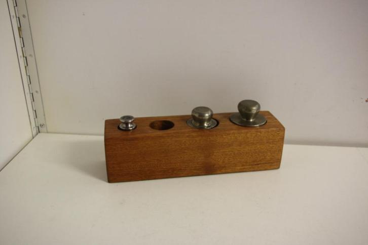 Drie gewichten voor weegschaal in bijpassend houten blok., Antiek en Kunst, Antiek | Koper en Brons, Koper, Ophalen of Verzenden