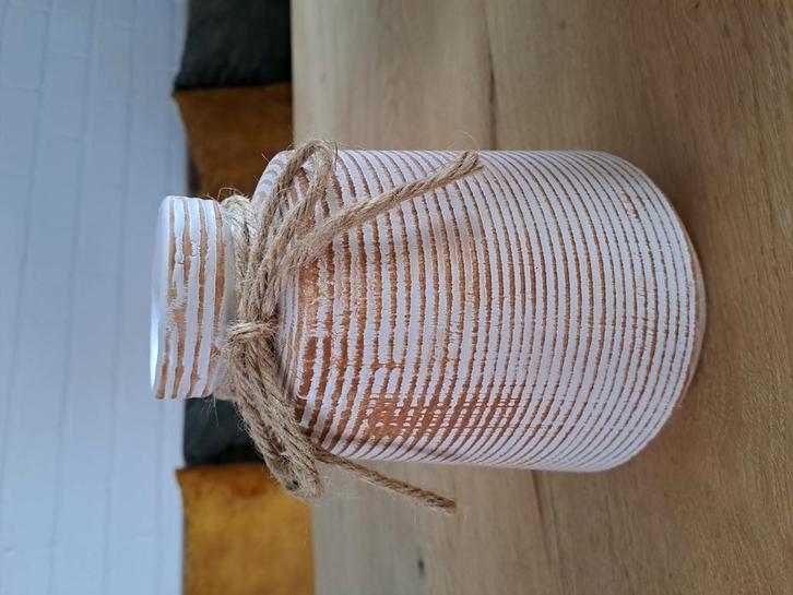 1 Wit / bruine vaas met jute touw., Huis en Inrichting, Woonaccessoires | Vazen, Zo goed als nieuw, Wit, Minder dan 50 cm, Aardewerk of Porselein